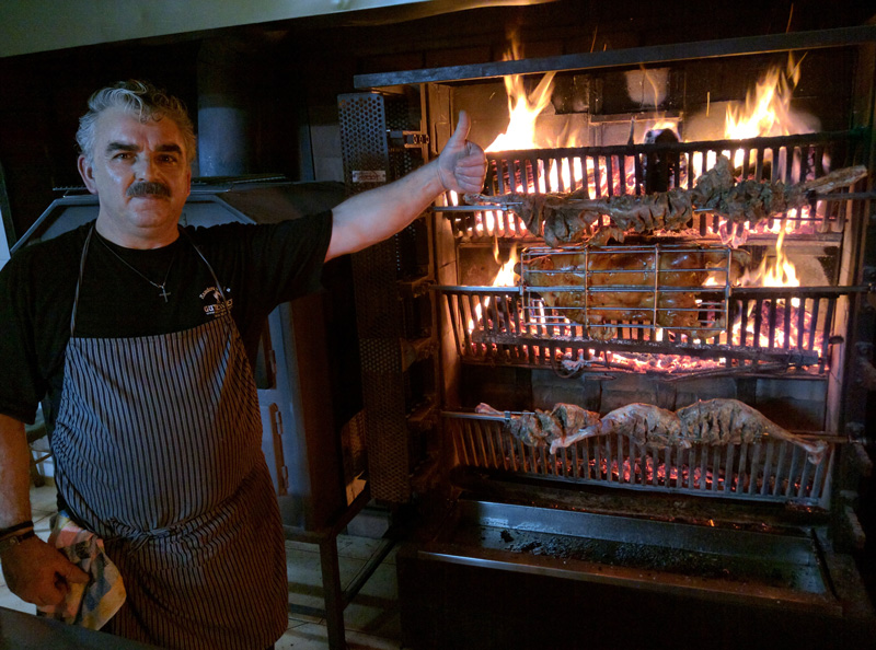 Preparación de los asados en el horno de leña